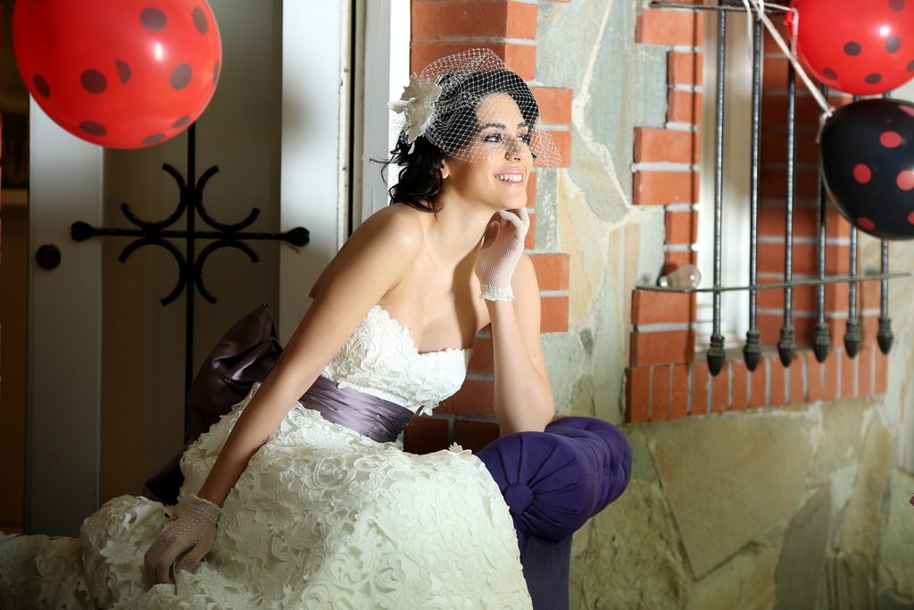 Akay ile bu yaz gelinlikler rengarenk