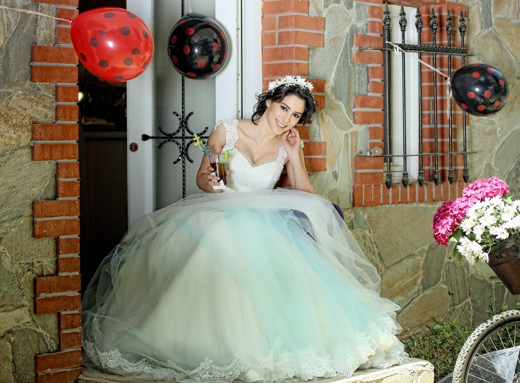 Akay ile bu yaz gelinlikler rengarenk