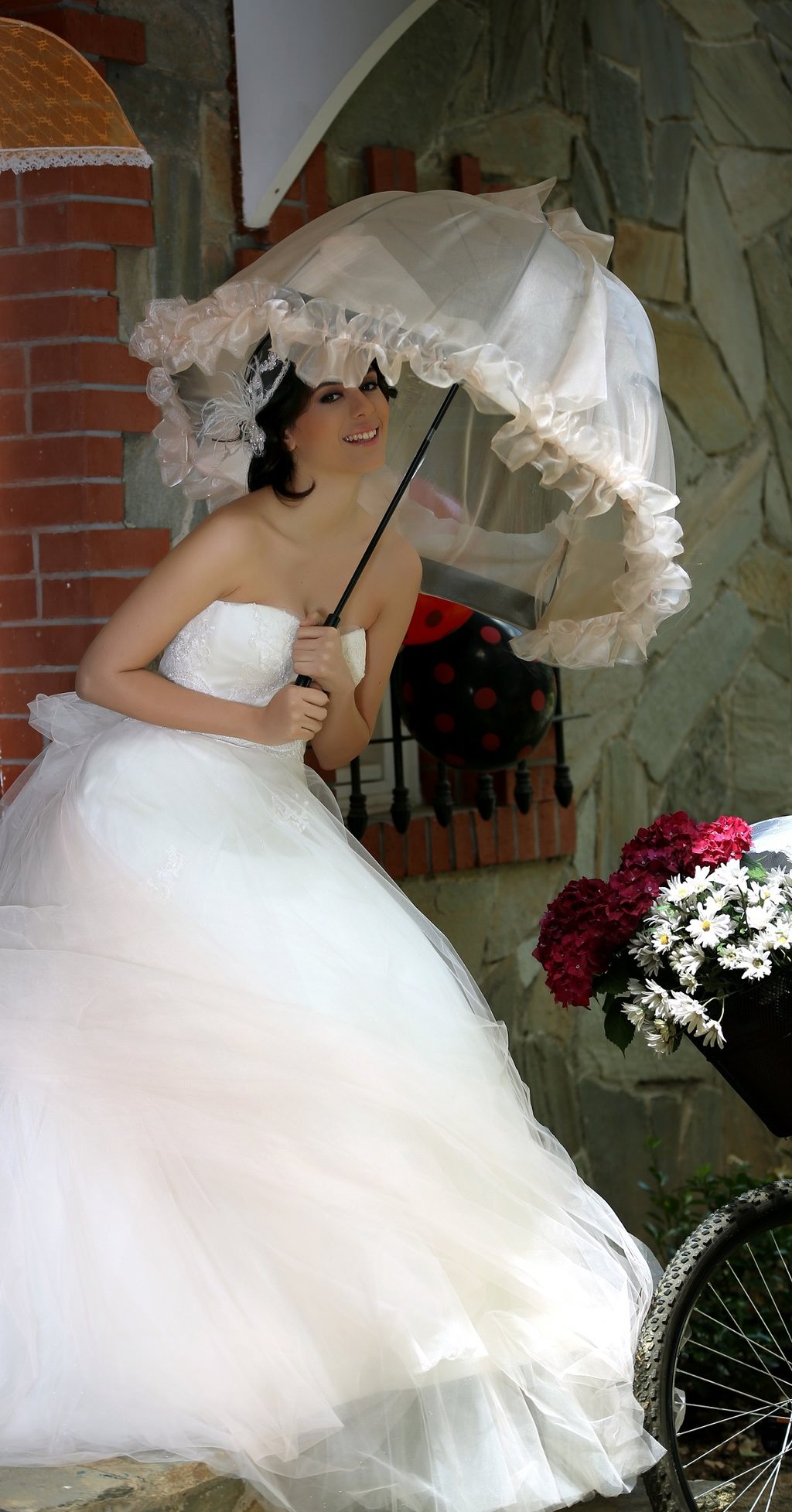 Akay ile bu yaz gelinlikler rengarenk