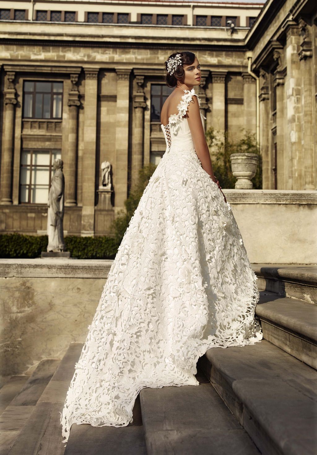 Akay Gelinlik'te yüzde 50'ye varan indirimler