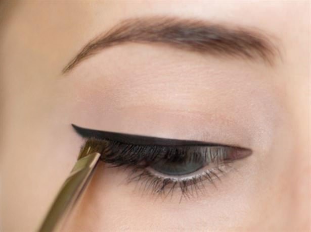 Kuyruklu eyeliner nasıl çekilir?