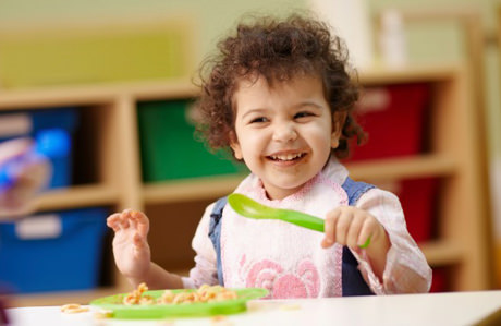 Yemeyen çocuğa yemek yedirme yolları