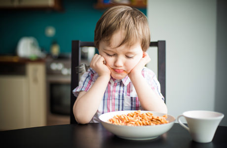 Yemeyen çocuğa yemek yedirme yolları