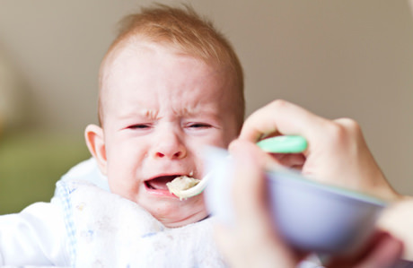 Yemeyen çocuğa yemek yedirme yolları