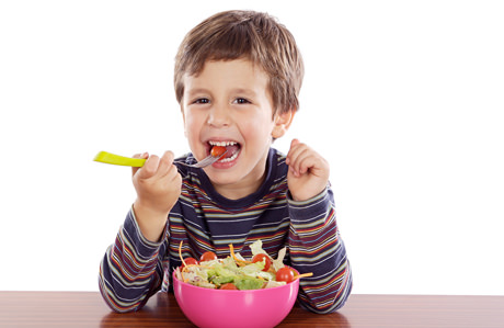 Yemeyen çocuğa yemek yedirme yolları