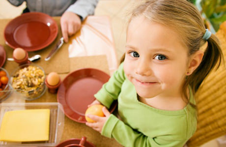 Yemeyen çocuğa yemek yedirme yolları