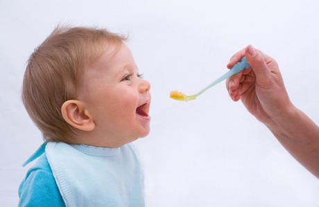 Yemeyen çocuğa yemek yedirme yolları