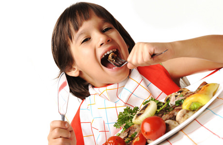 Yemeyen çocuğa yemek yedirme yolları