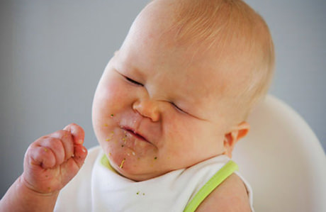 Yemeyen çocuğa yemek yedirme yolları