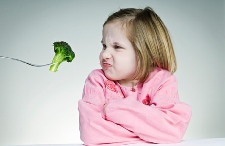 Yemeyen çocuğa yemek yedirme yolları