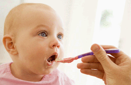 Yemeyen çocuğa yemek yedirme yolları