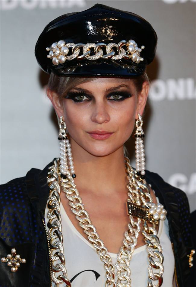 Ünlülerden 2014 kolye modası!