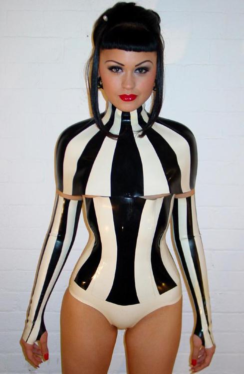 Biyonik şarkıcı Viktoria Modesta