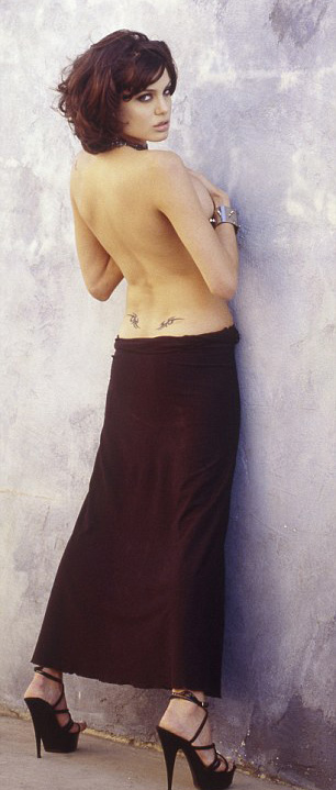 19 yaşında Angelina Jolie 