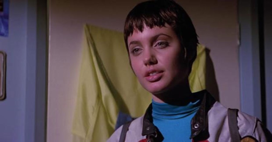 19 yaşında Angelina Jolie 