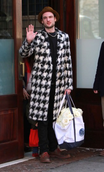 Kadın gardırobundan giyinen erkekler! 