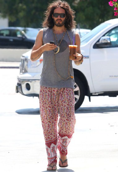 Kadın gardırobundan giyinen erkekler! 