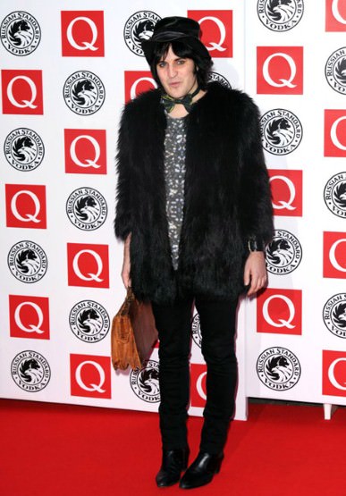 Kadın gardırobundan giyinen erkekler! 