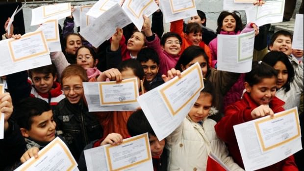 Çocuklarınızın karnelerini sosyal medyada paylaşmayın