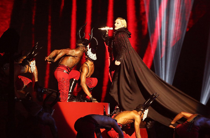 Madonna sahnede düşerse... 