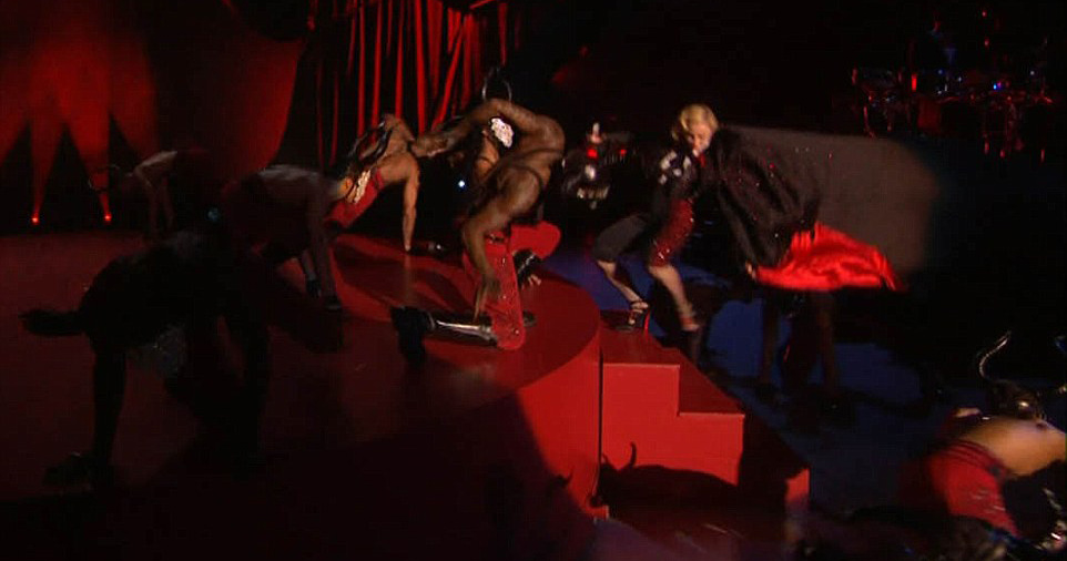 Madonna sahnede düşerse... 