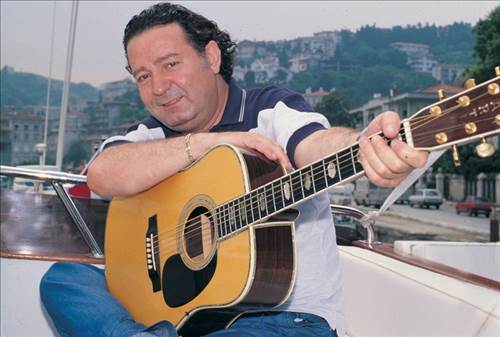 Kayahan'ın ölümü ünlüleri yasa boğdu