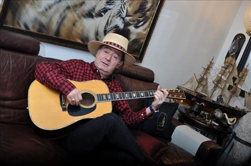 Kayahan'ın ölümü ünlüleri yasa boğdu