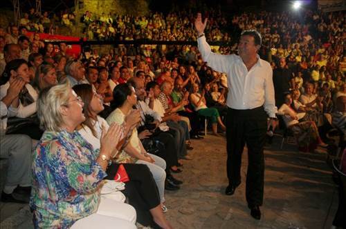 Kayahan'ın ölümü ünlüleri yasa boğdu