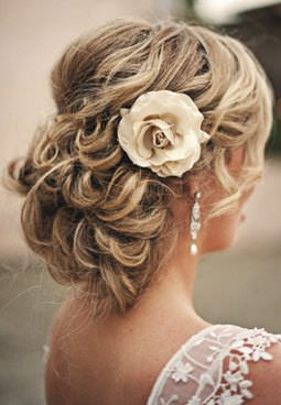 Kumsal düğünlerine özel saç modelleri