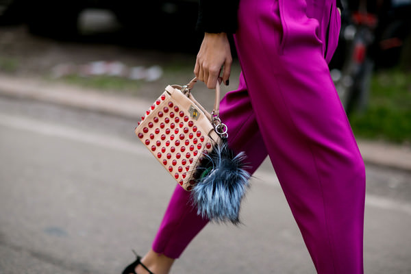 Sokak modasında alarm: Çantalarda tüy detay
