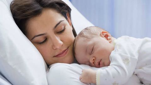 Bebeğini emziren anneler mutluluk hormonu salgılıyor