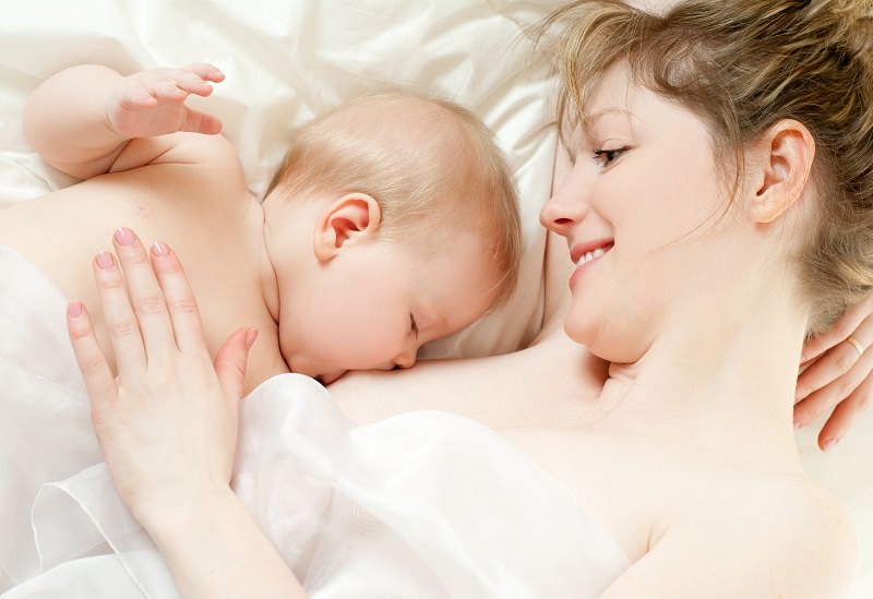 Bebeğini emziren anneler mutluluk hormonu salgılıyor