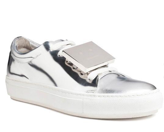 Sezonun en havalı gümüş rengi ayakkabıları