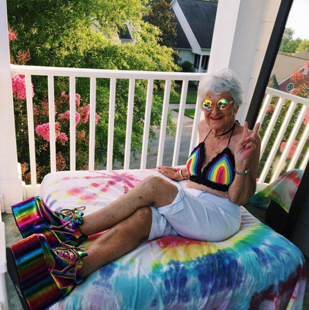 87 yaşındaki Baddie Winkle Instagram'ı salladı!