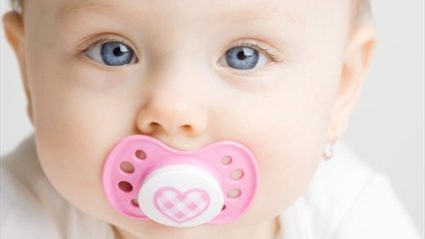 Yenidoğan bebeklerde emzik kullanmak sakıncalı mıdır?