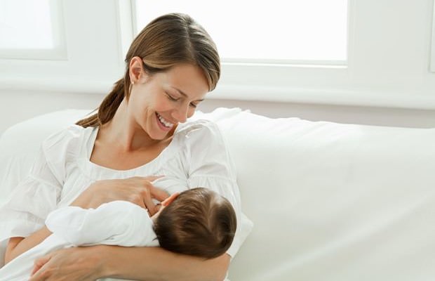 Grip olan anne emzirmeyi kesmesin!