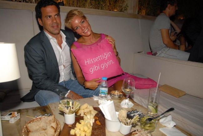 Ünlü çiftin boşanma davasında tuhaflık zirve yaptı!