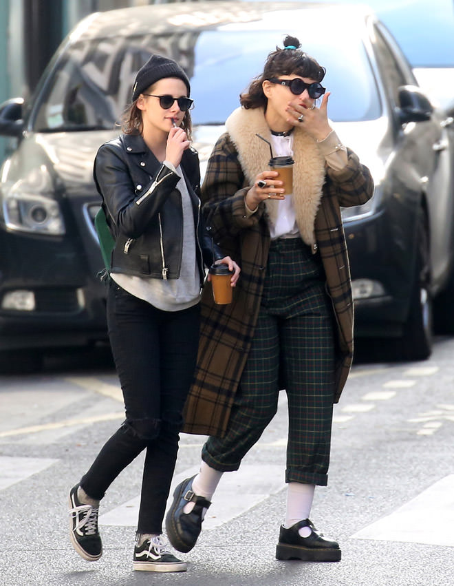 Kristen Stewart kız arkadaşıyla öpüşürken görütülendi