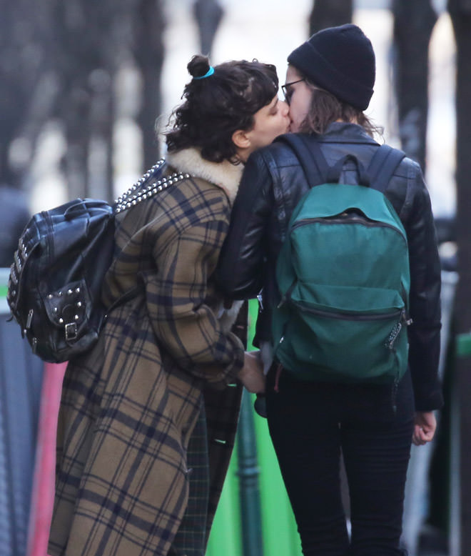 Kristen Stewart kız arkadaşıyla öpüşürken görütülendi