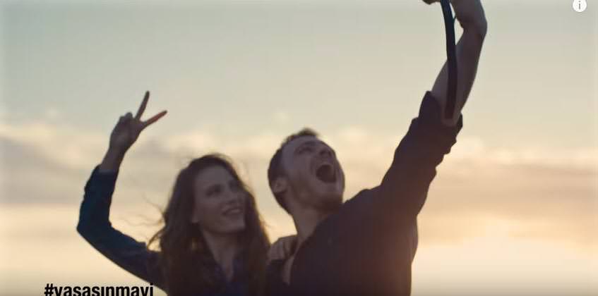 Serenay Sarıkaya ve Kerem Bursin'in yeni reklam filmi