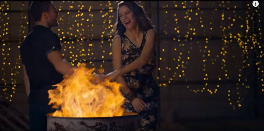 Serenay Sarıkaya ve Kerem Bursin'in yeni reklam filmi