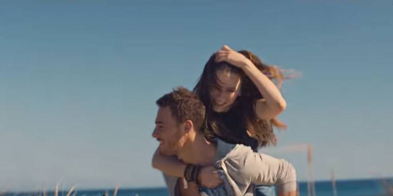 Serenay Sarıkaya ve Kerem Bursin'in yeni reklam filmi