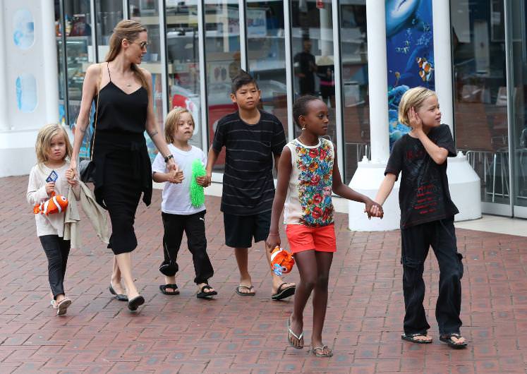 Kanatsız melek Angelina yeniden anne oldu!