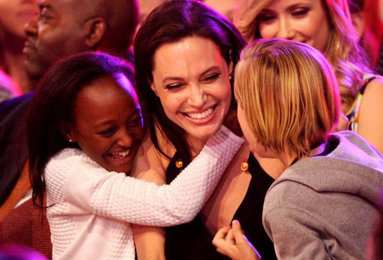 Kanatsız melek Angelina yeniden anne oldu!