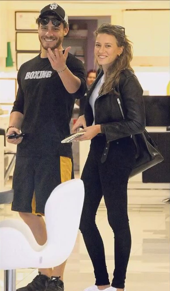 Serenay Sarıkaya ve Kerem Bursin ev baktı