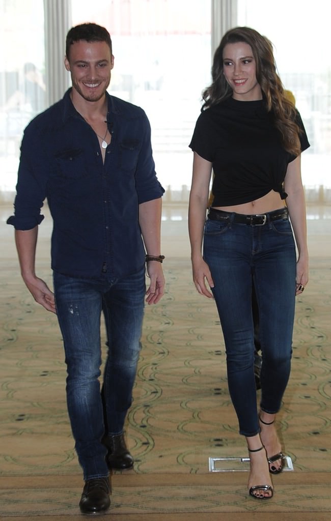Serenay Sarıkaya ve Kerem Bursin ev baktı