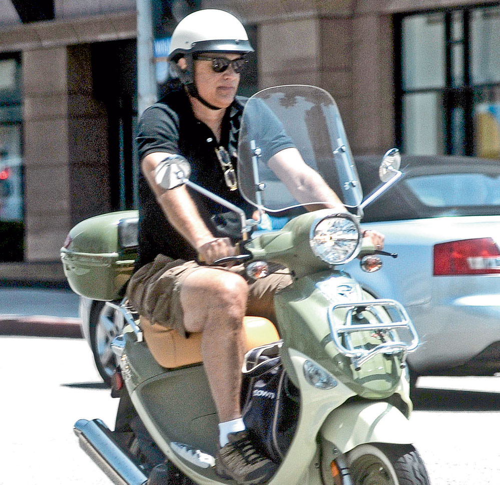 Trafikten bunalan Scooter’a atlıyor