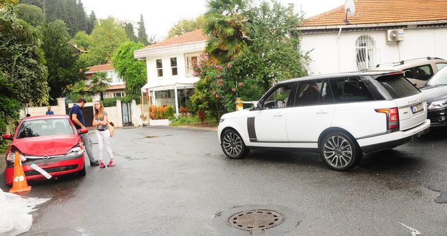 Kıvanç Tatlıtuğ ve Başak Dizer kaza geçirdi