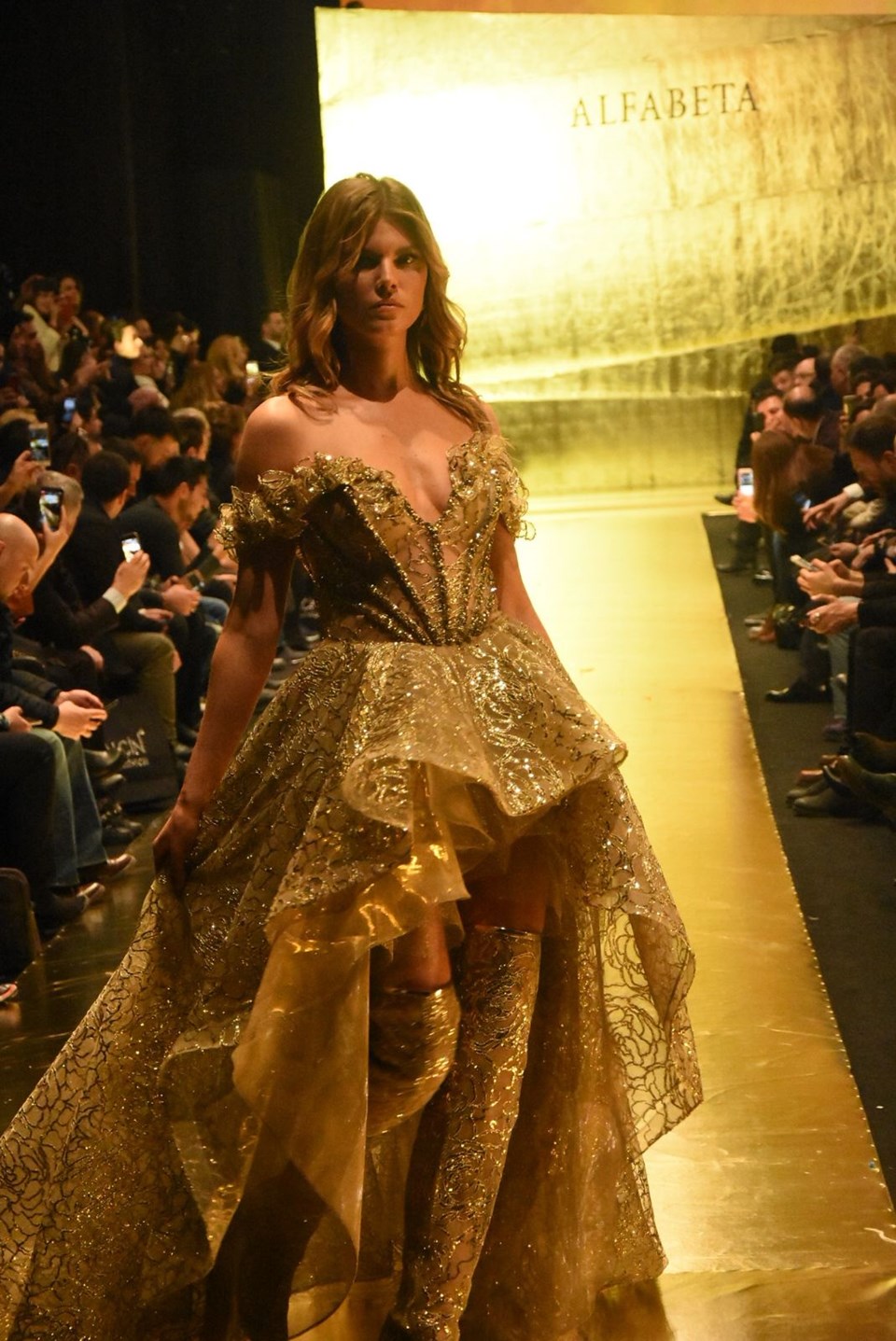 Ayşe Hatun Önal, Victoria's Secret meleği ile podyuma çıktı