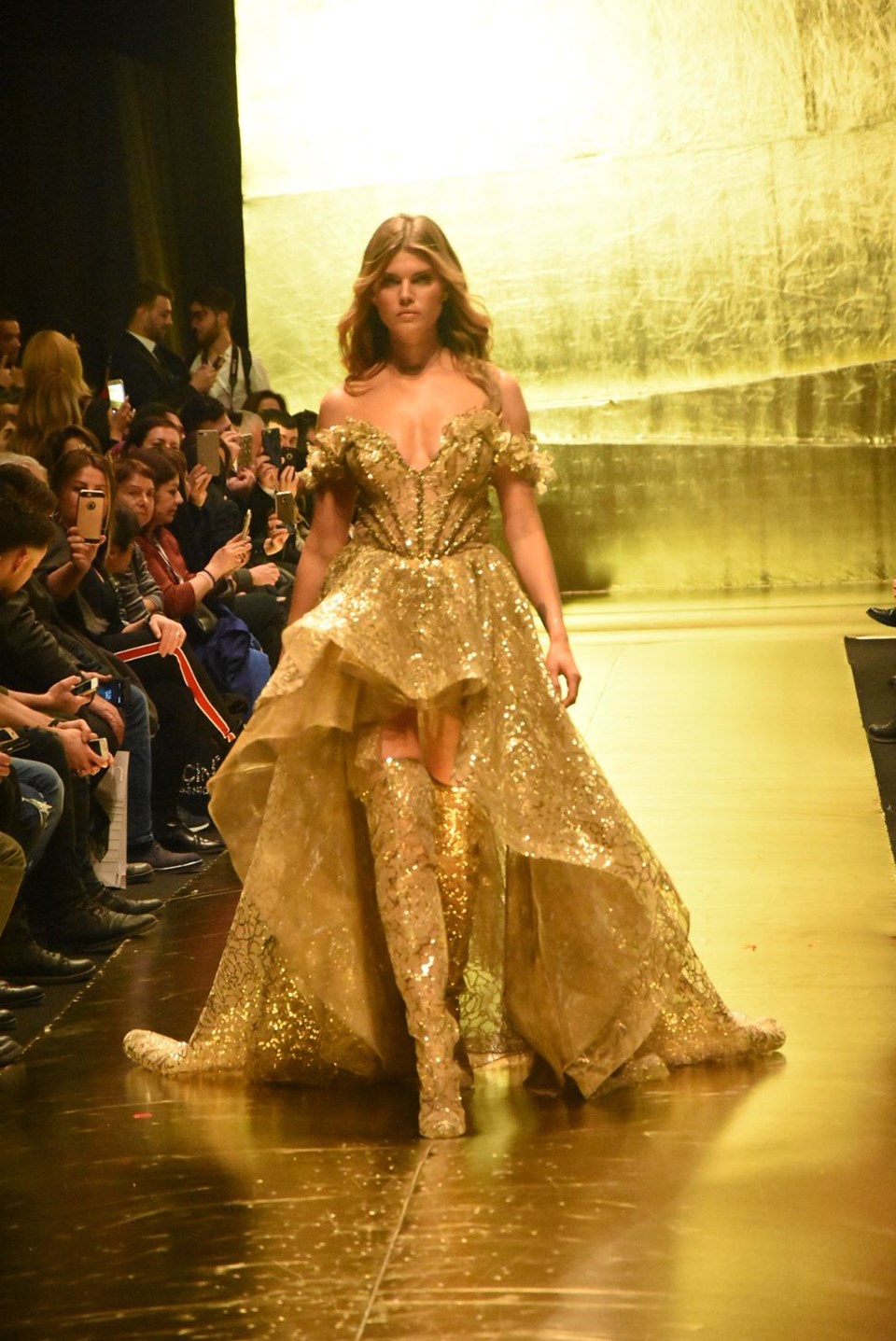 Ayşe Hatun Önal, Victoria's Secret meleği ile podyuma çıktı